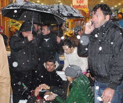 YÖNLENDİRMEYE ÇALIŞTIĞI KAMYONET ÇARPTI