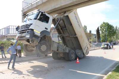 Damperi açılan kamyon üst geçide takıldı