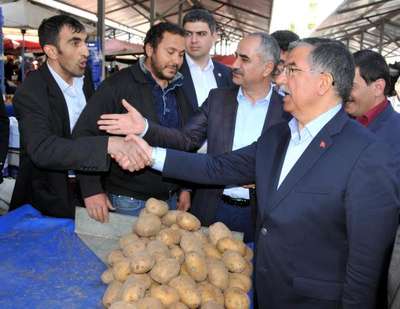 Bakan Yılmaz esnafı ziyaret ederek oy istedi
