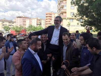 Fadıl Akgündüz, halaylarla seçim bürosu açtı