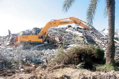 İş makinesi operatörünün üzerine duvar devrildi