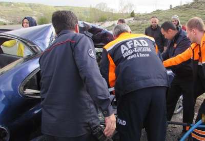 Kütahya'da minibüs ile otomobil çarpıştı: 13 yaralı