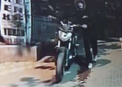 Motosiklet hırsızları güvenlik kamerasına yakalandı
