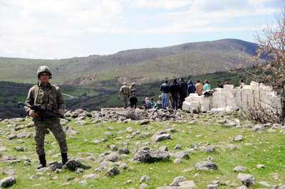 Tunceli'deki toplu mezardan çıkan mühür ve kemikler