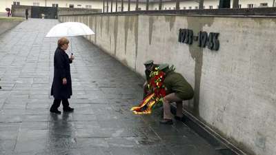 Dachau Nazi Toplama Kampı’nın 70. kurtuluş törenlerine Merkel’de katıldı