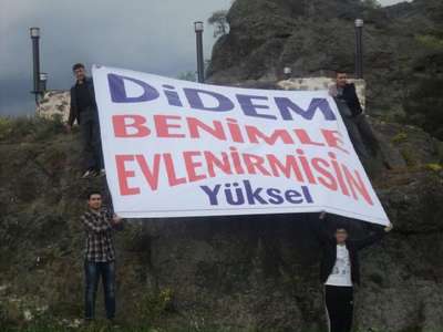 Başhekim, tarihi kaleden pankart açtırıp evlenme teklif etti