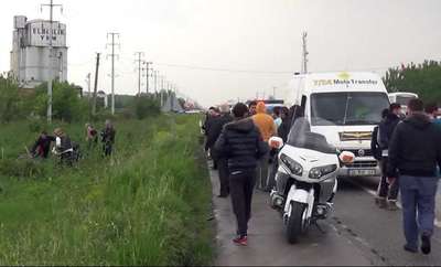Otomobil, 2 motosiklete çarpıp su kanalına uçtu: 2'si ağır 3 yaralı