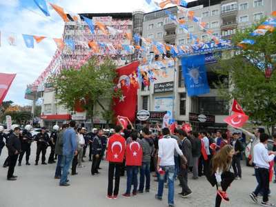 MHP binası yanına HDP seçim bürosu açınca gerginlik çıktı