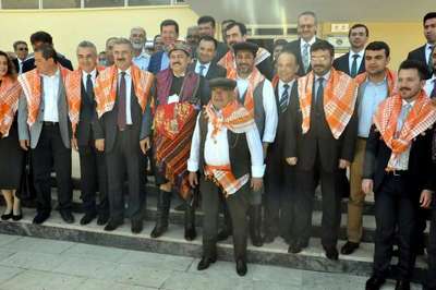 Bakan Eroğlu efe kıyafeti giydi