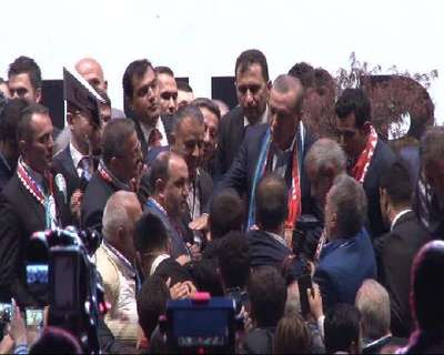 Bu kez Cumhurbaşkanı Erdoğan korumaları korudu