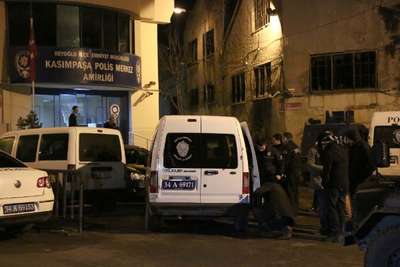 Beyoğlu'nda polis aracına kurşun isabet etti