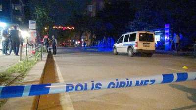 Kafeye ateş eden kıskanç genç iki polisi silahla yaraladı