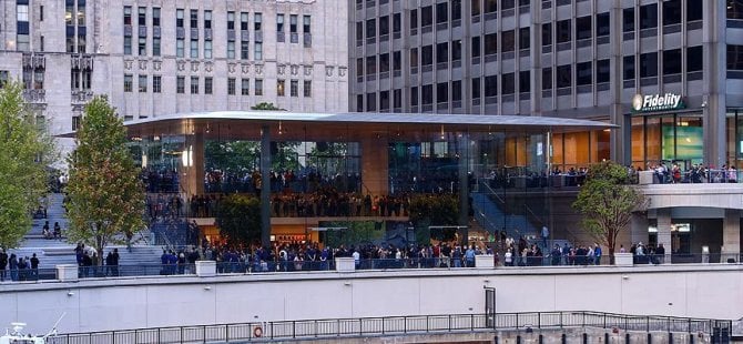 Apple'dan 'MacBook' çatılı mağaza