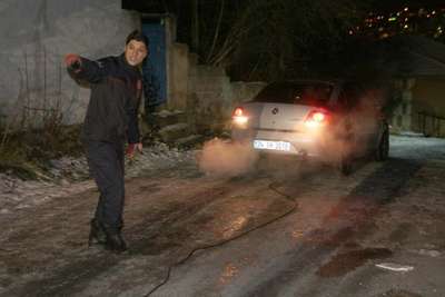 Yolda kalan aracı itfaiye kurtardı
