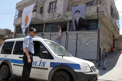 Şanlıurfa’da gelişigüzel asılan siyasi parti reklamları kaldırıldı