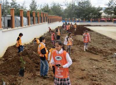 Öğrenciler okul bahçesine fidan dikti