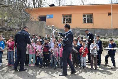 Çatak'ta polisten köy çocuklarına uçurtma