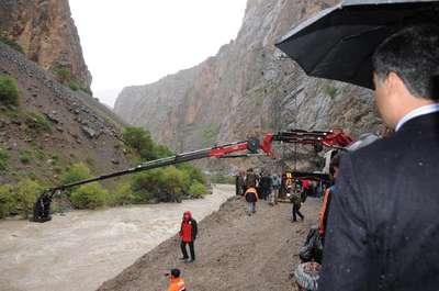 Hakkari'de araç Zap Suyu'na uçtu: 5 kayıp (2)