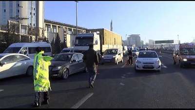 TEM'de kamyon yan yattı, trafik felç oldu (2)