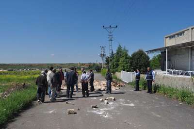 Arazisinden geçtiğini iddia ettiği yolu ulaşıma kapattı