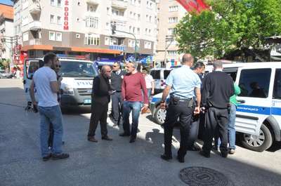 Linçten kurtarılan yaralı gence poşetli ilk yardım