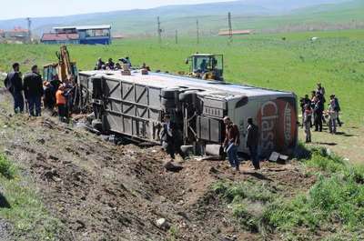 Üniversitelileri taşıyan tur otobüsü devrildi: 57 yaralı