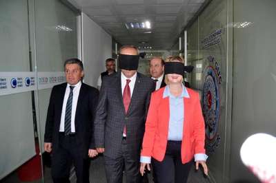 Gözleri bağlanan milletvekilleri adaylarının zor anları