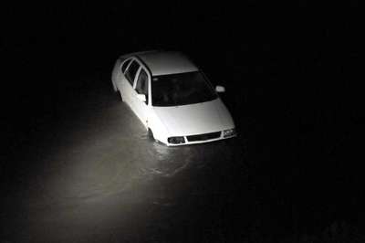Irmağa uçan otomobilinden çıkıp evine yürüdü