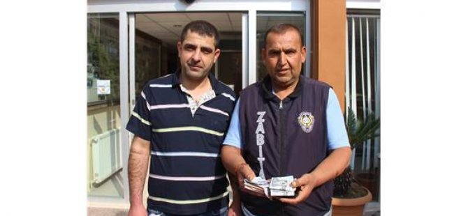 Gurbetçinin cüzdanını teslim etti