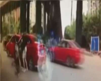 Yol magandası kadın sürücüyü aracından indirip vahşice dövdü