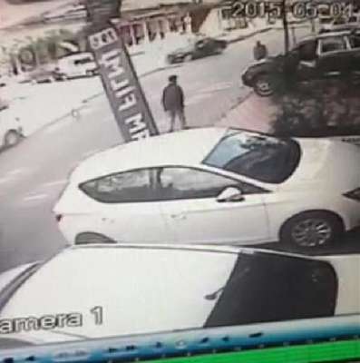 Araçlar kaldırıma parketti; yolda yürüyünce canından oldu