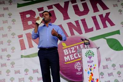 Selahattin Demirtaş: Başbakan'ın meydanlarda ne işi var ?