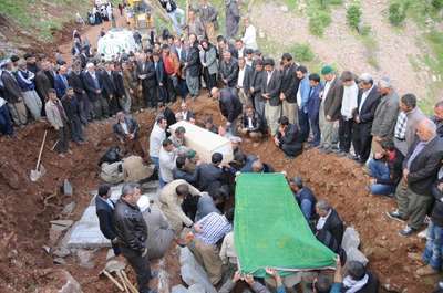 Zap'a uçan kamyonet ve içindeki 5 kişinin cesetleri bulundu (2)