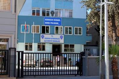 Kırıkhan'da gözaltındaki şüpheli, polisi vurdu