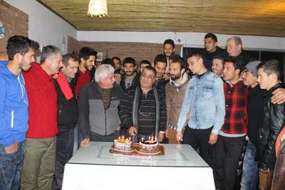 Selası verilen esnaf, çifte pasta ile doğum günü kutladı