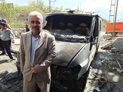 Hakkari'de belediye işçisinin minibüsü kundaklandı