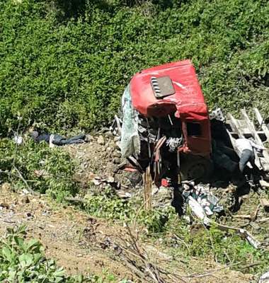 Susurluk'ta, taş yüklü kamyon uçuruma yuvarlandı: 2 ölü