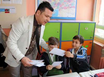 İlkokul öğrencileri annelerine mektup yazdı