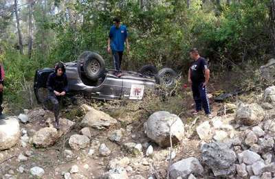 Off- road aracı devrildi, 2 sporcu ölümden döndü