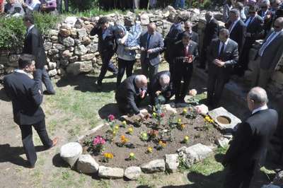 Bakan Avcı, Yunus Emre'nin kabrine gül suyu döktü