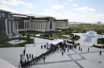 Kan bağışı çadırı ve otobüsünü ziyaret eden Cumhurbaşkanı Erdoğan kan bağışında bulunamadı
