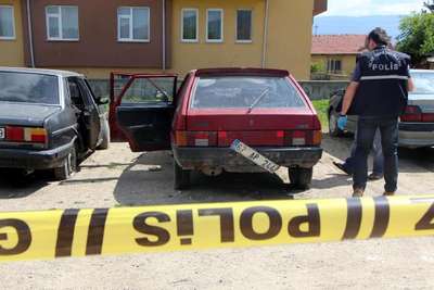 Otomobilde kafası sıkışan çocuk son anda kurtarıldı