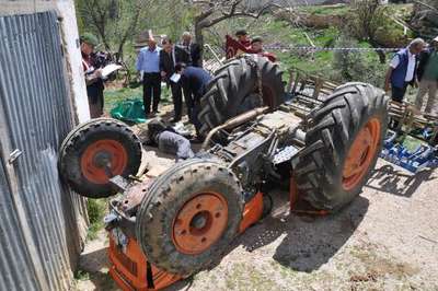 Takla atan traktörün altında kalan çiftçi öldü