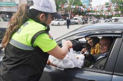 Trafik polisinden sürücülere lokum ikramı