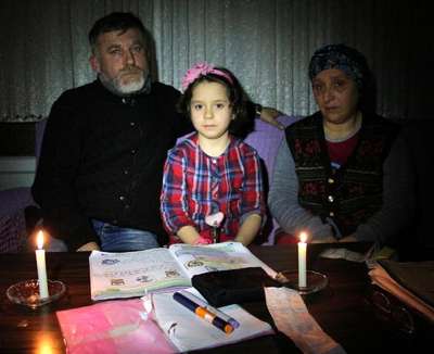 Elektriği kesilen aile mum ışığında yaşıyor
