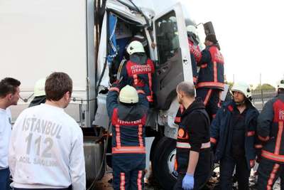 Beylikdüzü'nde 3 TIR'ın karıştığı zincirleme trafik kazasında 3 kişi yaralandı