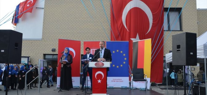 Almanya'da ‘Yeni Cami’ dualarla açıldı