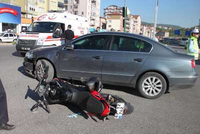 Otomobil ile çarpışan motosikletin sürücüsü yaralandı