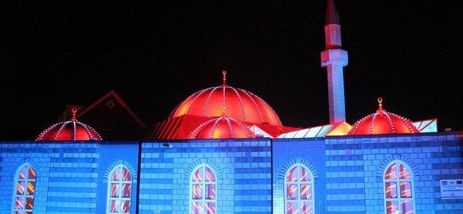 Fatih Camisi'nde ışık gösterisi