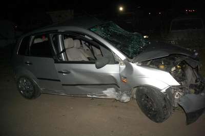 Yabancı tur otobüsü kavşakta otomobile çarptı: 3 yaralı